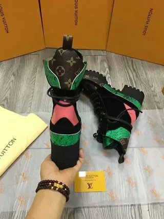 Louis Vuitton Le Cagole Boot Bottines noires vertes roses en peau de serpent 7