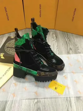 Louis Vuitton Le Cagole Boot Bottines noires vertes roses en peau de serpent 8