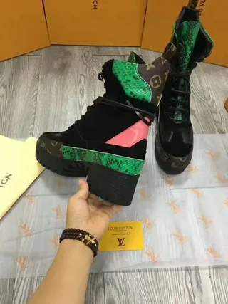 Louis Vuitton Le Cagole Boot Bottines noires vertes roses en peau de serpent 9
