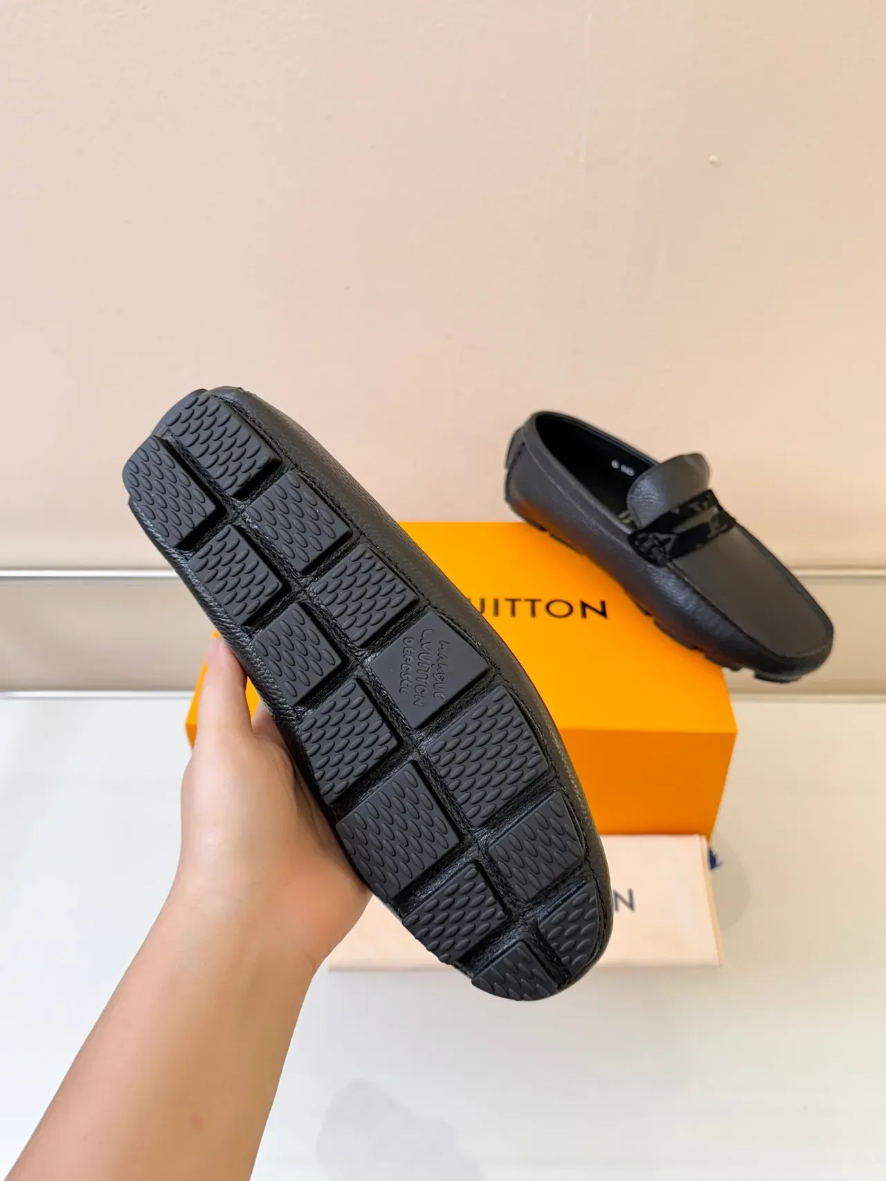 Louis Vuitton काला दबी हुई त्वचा सिलवटदार घोड़े का बिट स्ट्रैप लोअफर 5