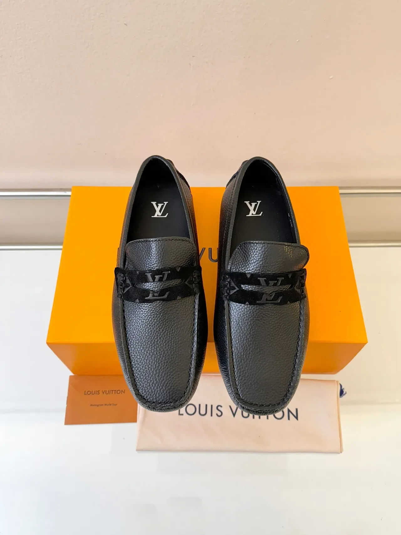 Louis Vuitton काला दबी हुई त्वचा सिलवटदार घोड़े का बिट स्ट्रैप लोअफर 6