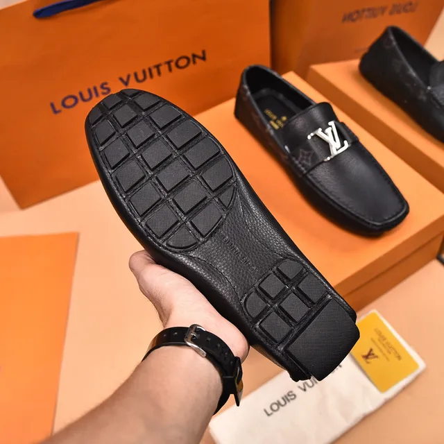 Louis Vuitton mocassin noir argent cuir grainé métallique LV sangle à boucle mocassin 5