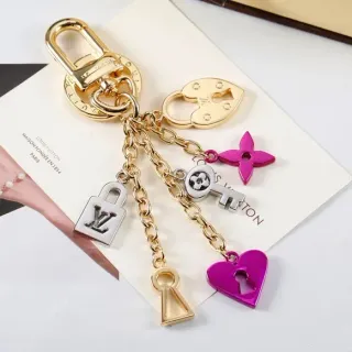 Louis Vuitton Lock & Key Pulsera Oro Rosa Multi-Charm con Acento de Esmalte