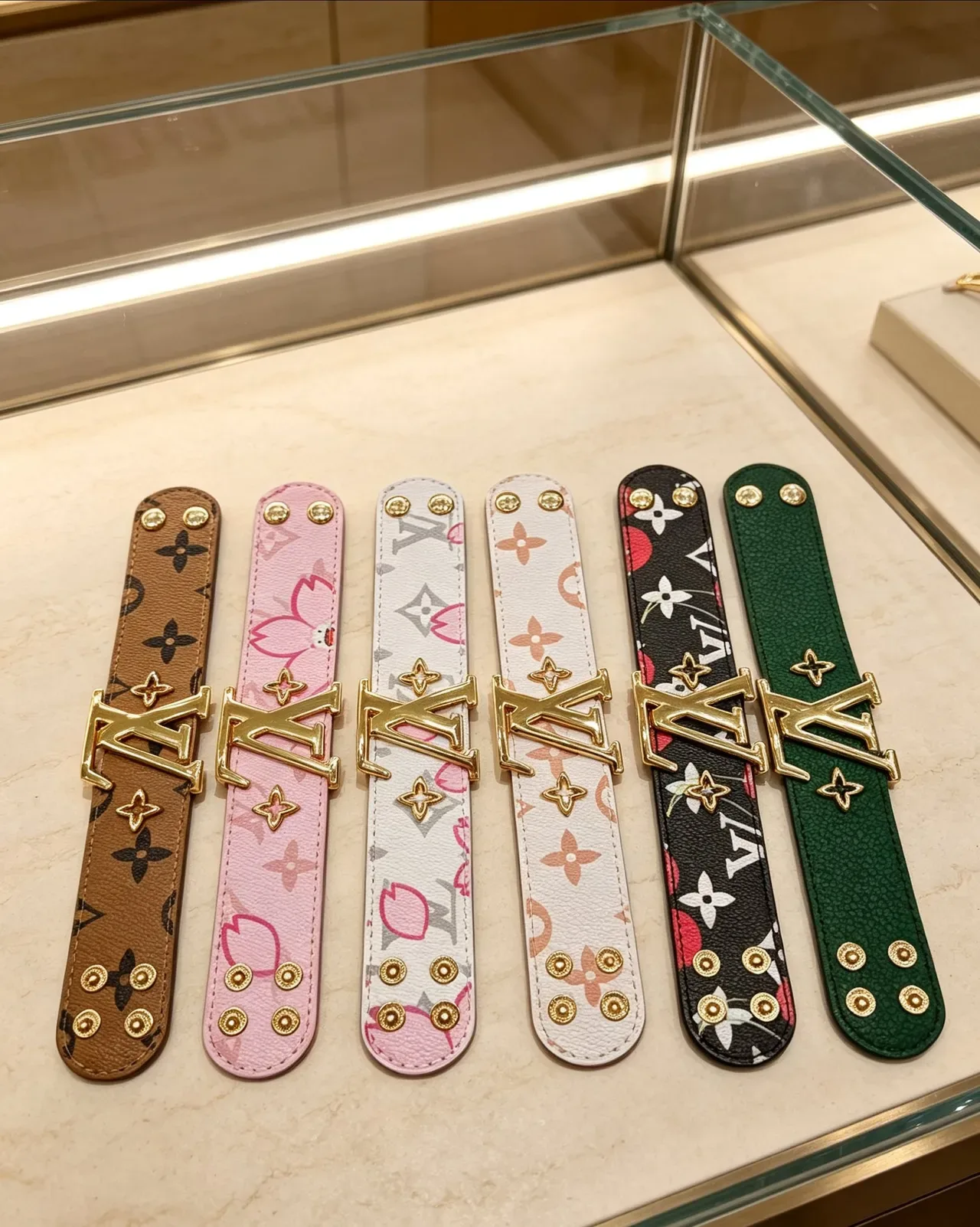 Cinto Louis Vuitton LV Initiales de couro multicolor com faixa estreita e fivela de tom dourado 1