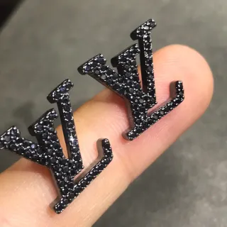 Louis Vuitton LV Iniciales Pavé Piedras negras pendientes de tachuela