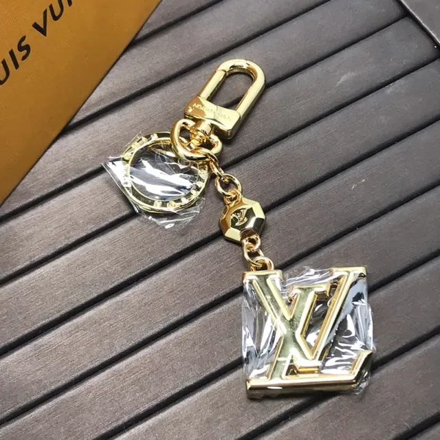Louis Vuitton LV Monogram ذهبي معدني حلقة المفاتيح سوار 4