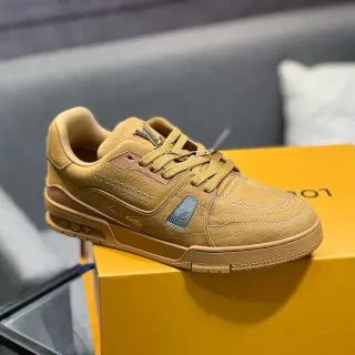 Louis Vuitton LV Trainer Beige Plata Cuero Texturizado Superior Hardware Metálico Sneakers Lifestyle
