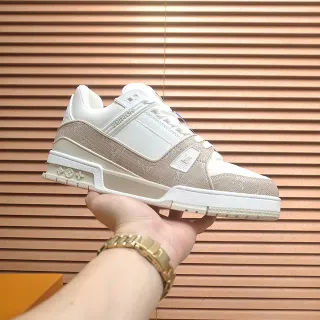 Louis Vuitton LV Trainer Beige Blanco Monogramado Textil Suela En Capas Gruesa Estilo Sneakers Lifestyle