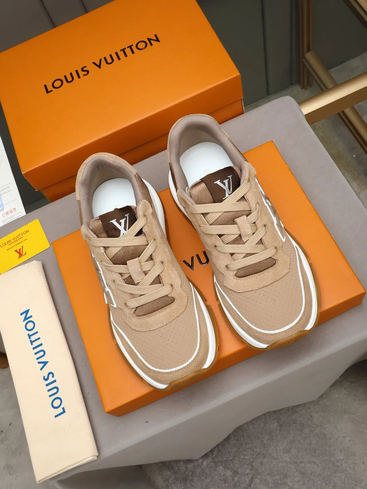 Louis Vuitton LV Trainer বেইজ সাদা পারফোরেটেড সুয়েড আপার embossed Monogram লোগো লাইফস্টাইল স্নিকার 2