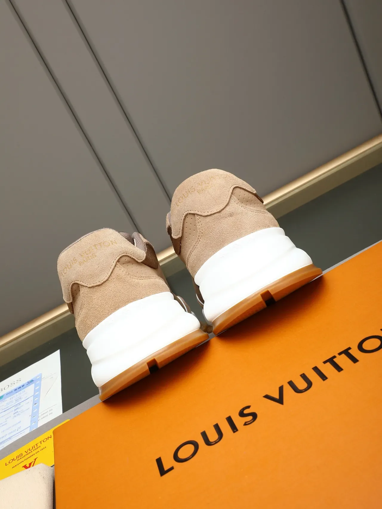 Louis Vuitton LV Trainer বেইজ সাদা পারফোরেটেড সুয়েড আপার embossed Monogram লোগো লাইফস্টাইল স্নিকার 3