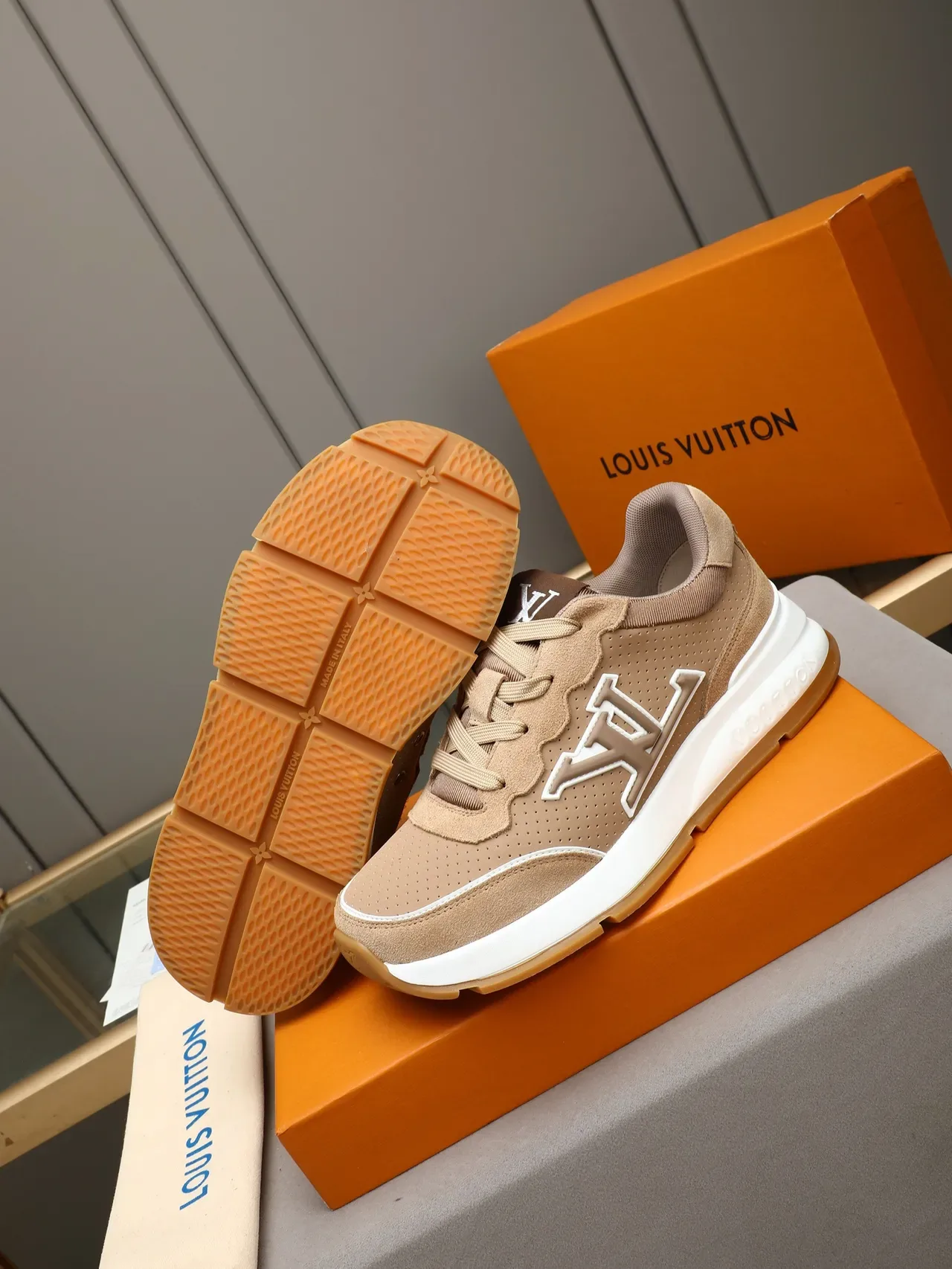Louis Vuitton LV Trainer বেইজ সাদা পারফোরেটেড সুয়েড আপার embossed Monogram লোগো লাইফস্টাইল স্নিকার 4