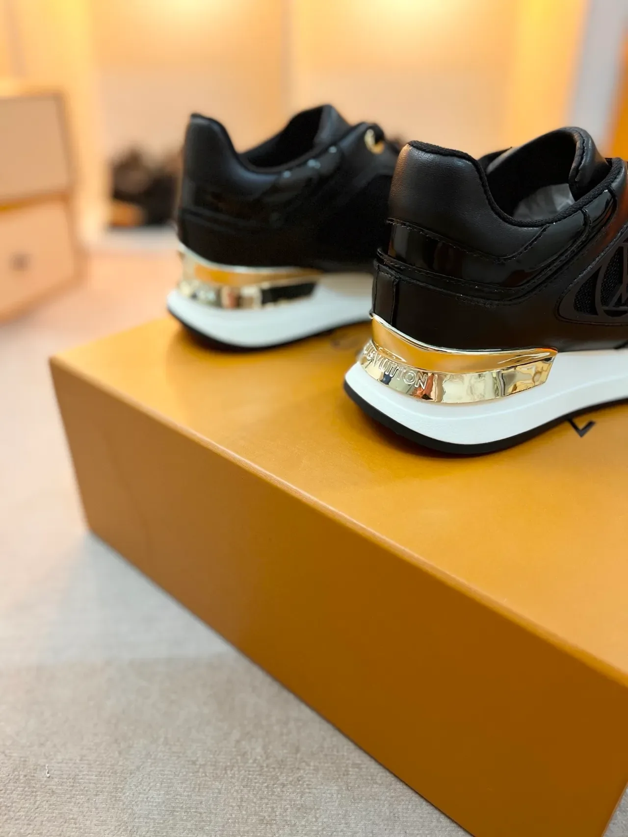 Louis Vuitton LV Trainer Sneakers Lifestyle Noir et Or Cuir et Maille Contrapeau Métallique au Talon 2