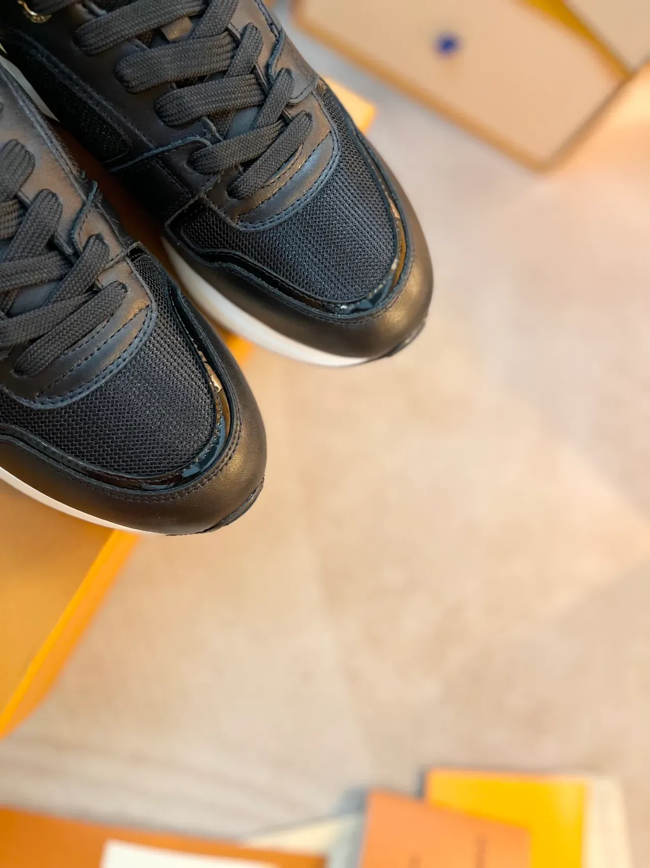 Louis Vuitton LV Trainer Sneakers Lifestyle Noir et Or Cuir et Maille Contrapeau Métallique au Talon 3