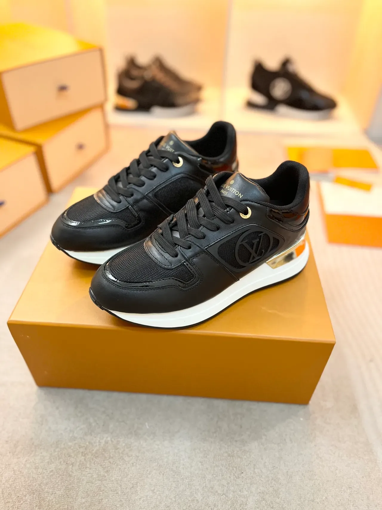 Louis Vuitton LV Trainer Sneakers Lifestyle Noir et Or Cuir et Maille Contrapeau Métallique au Talon 4