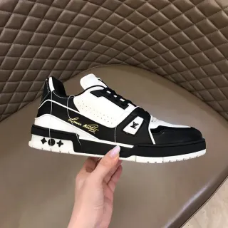 Louis Vuitton LV Trainer preto branco contraste script dourado branding lifestyle tênis