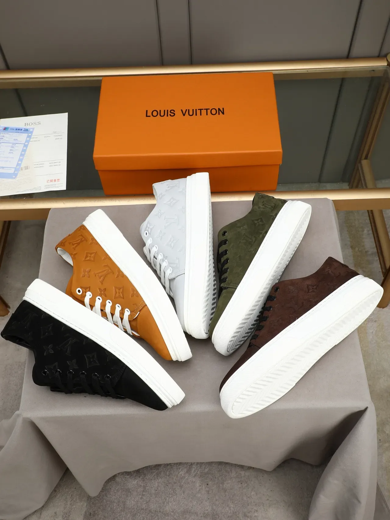 Louis Vuitton LV Trainer أبيض رمادي Monogram-Embossed Low-Top Lifestyle Sneakers 2