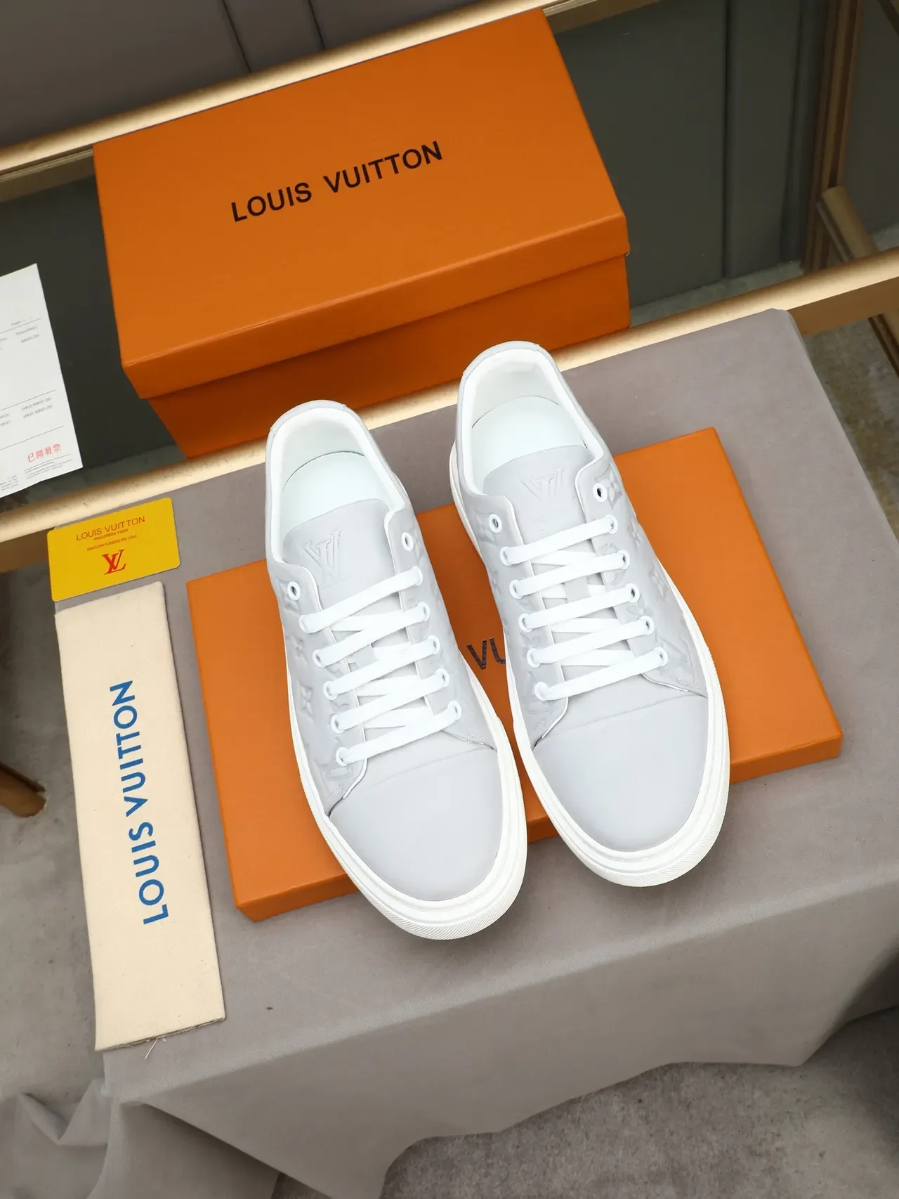 Louis Vuitton LV Trainer أبيض رمادي Monogram-Embossed Low-Top Lifestyle Sneakers 3