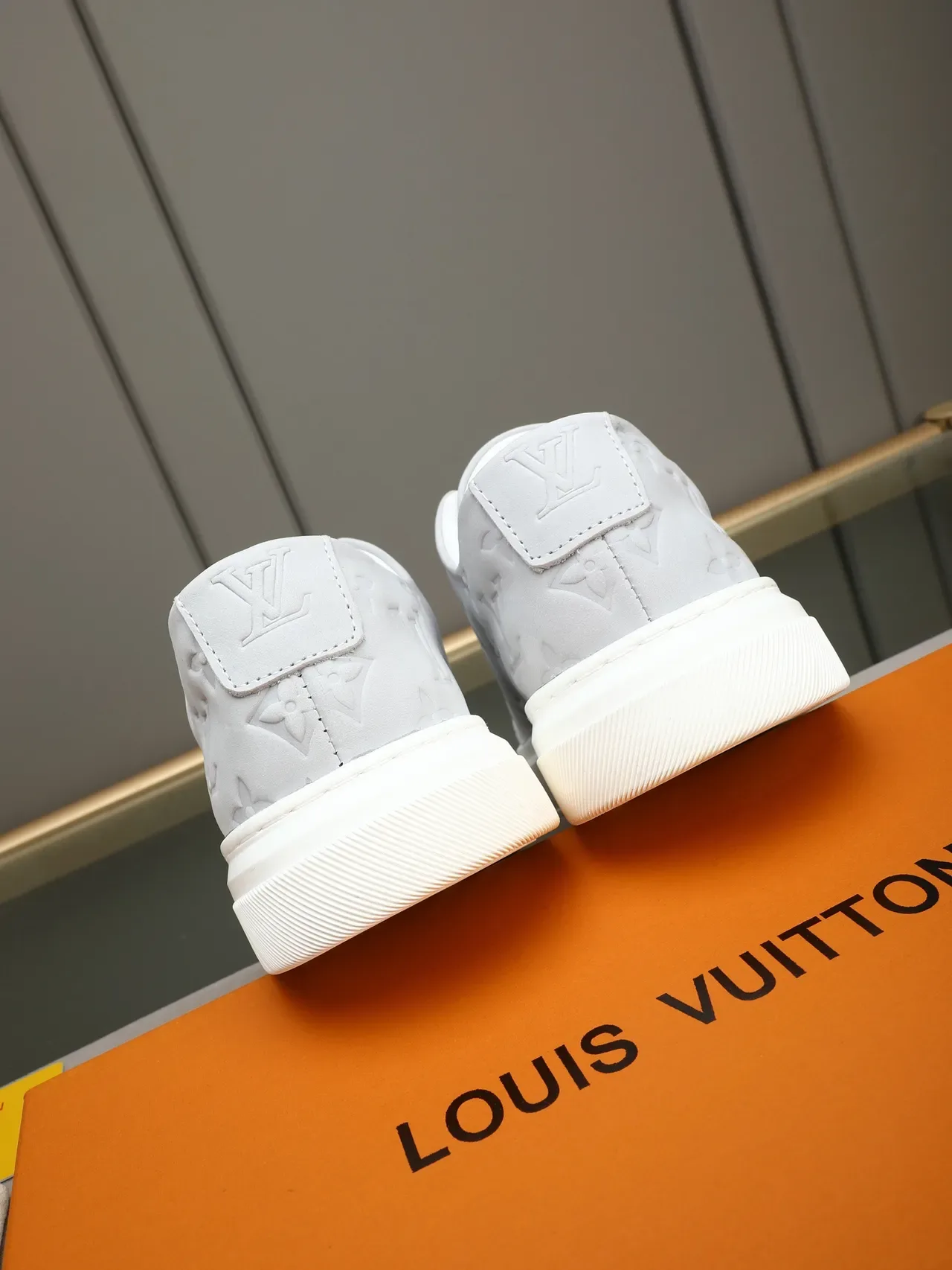 Louis Vuitton LV Trainer أبيض رمادي Monogram-Embossed Low-Top Lifestyle Sneakers 4