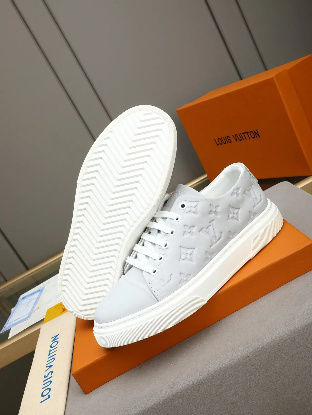 Louis Vuitton LV Trainer أبيض رمادي Monogram-Embossed Low-Top Lifestyle Sneakers 5