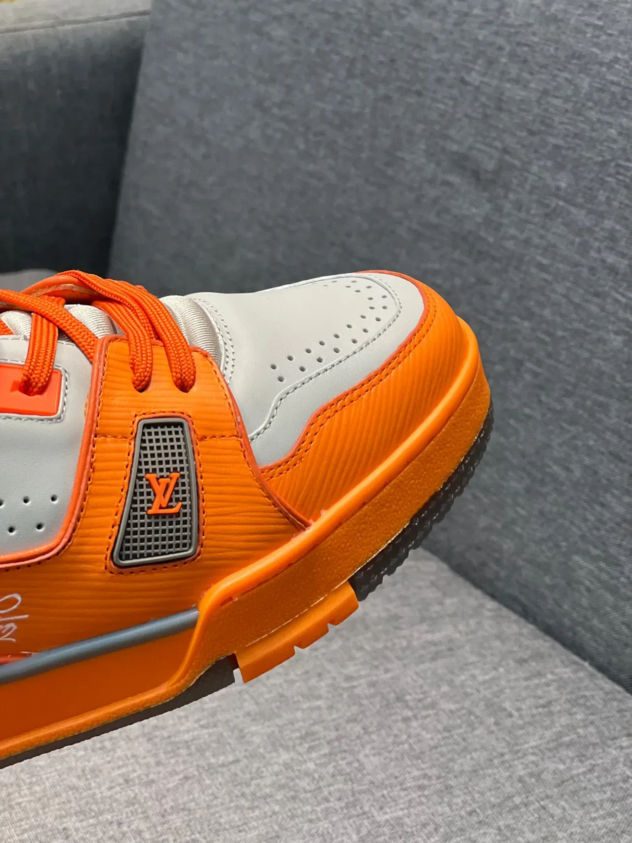 Louis Vuitton LV Trainer কমলা ধূসর নিম্ন টপ লেয়ার্ড লেদার এবং সিন্থেটিক লাইফস্টাইল স্নিকার 3