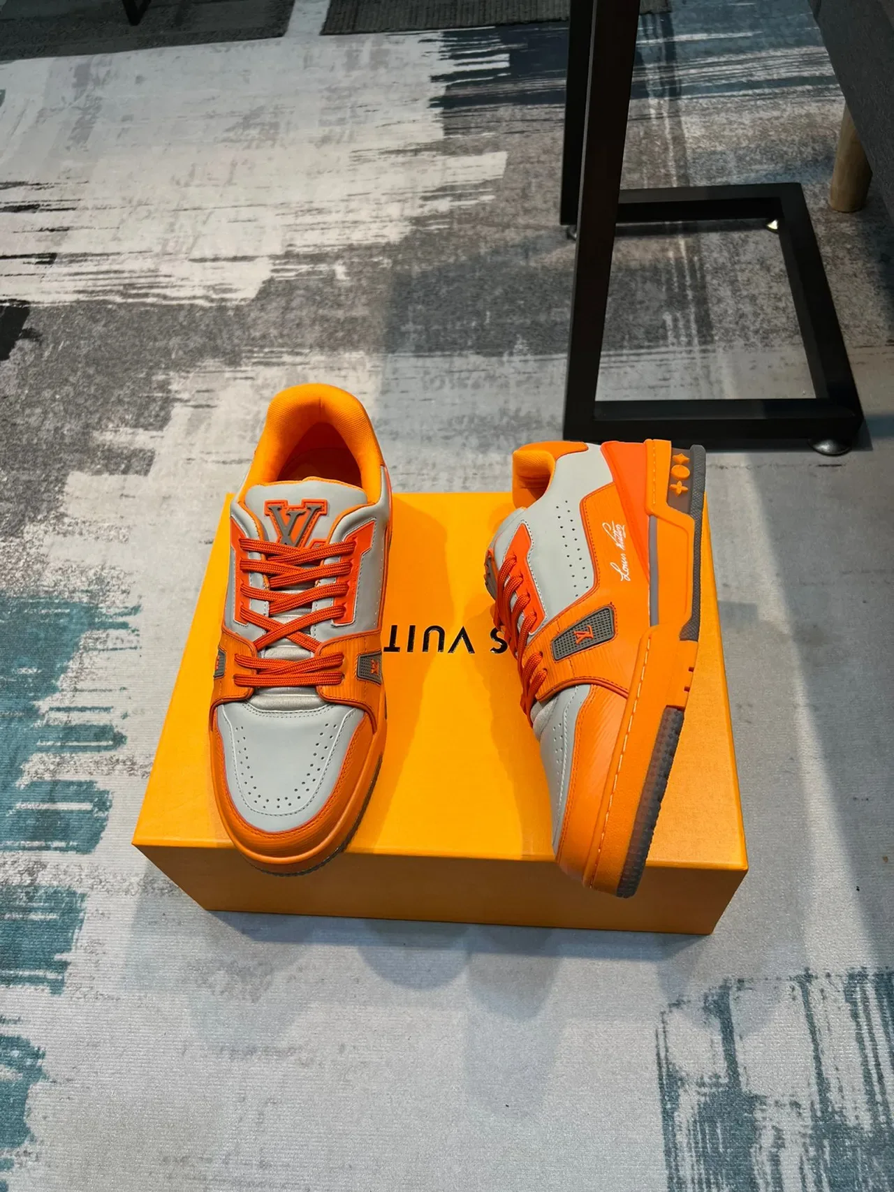 Louis Vuitton LV Trainer কমলা ধূসর নিম্ন টপ লেয়ার্ড লেদার এবং সিন্থেটিক লাইফস্টাইল স্নিকার 4