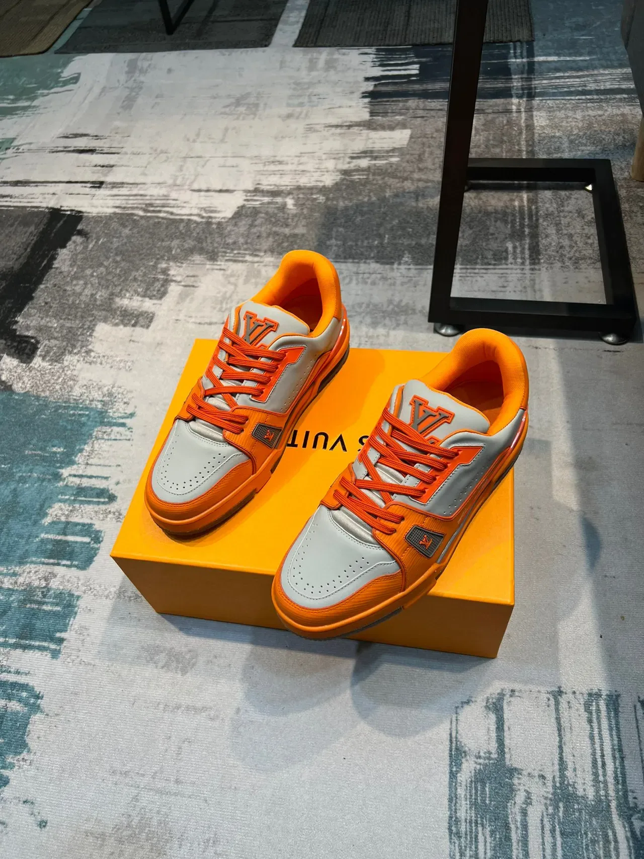 Louis Vuitton LV Trainer কমলা ধূসর নিম্ন টপ লেয়ার্ড লেদার এবং সিন্থেটিক লাইফস্টাইল স্নিকার 5