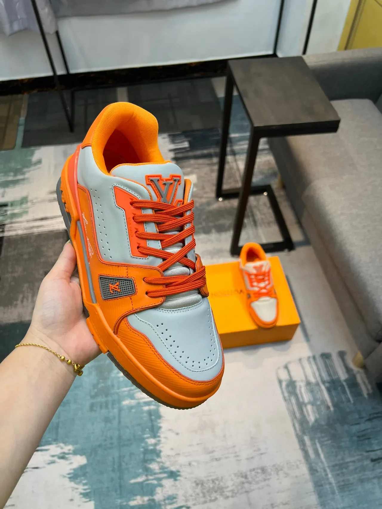 Louis Vuitton LV Trainer কমলা ধূসর নিম্ন টপ লেয়ার্ড লেদার এবং সিন্থেটিক লাইফস্টাইল স্নিকার 6