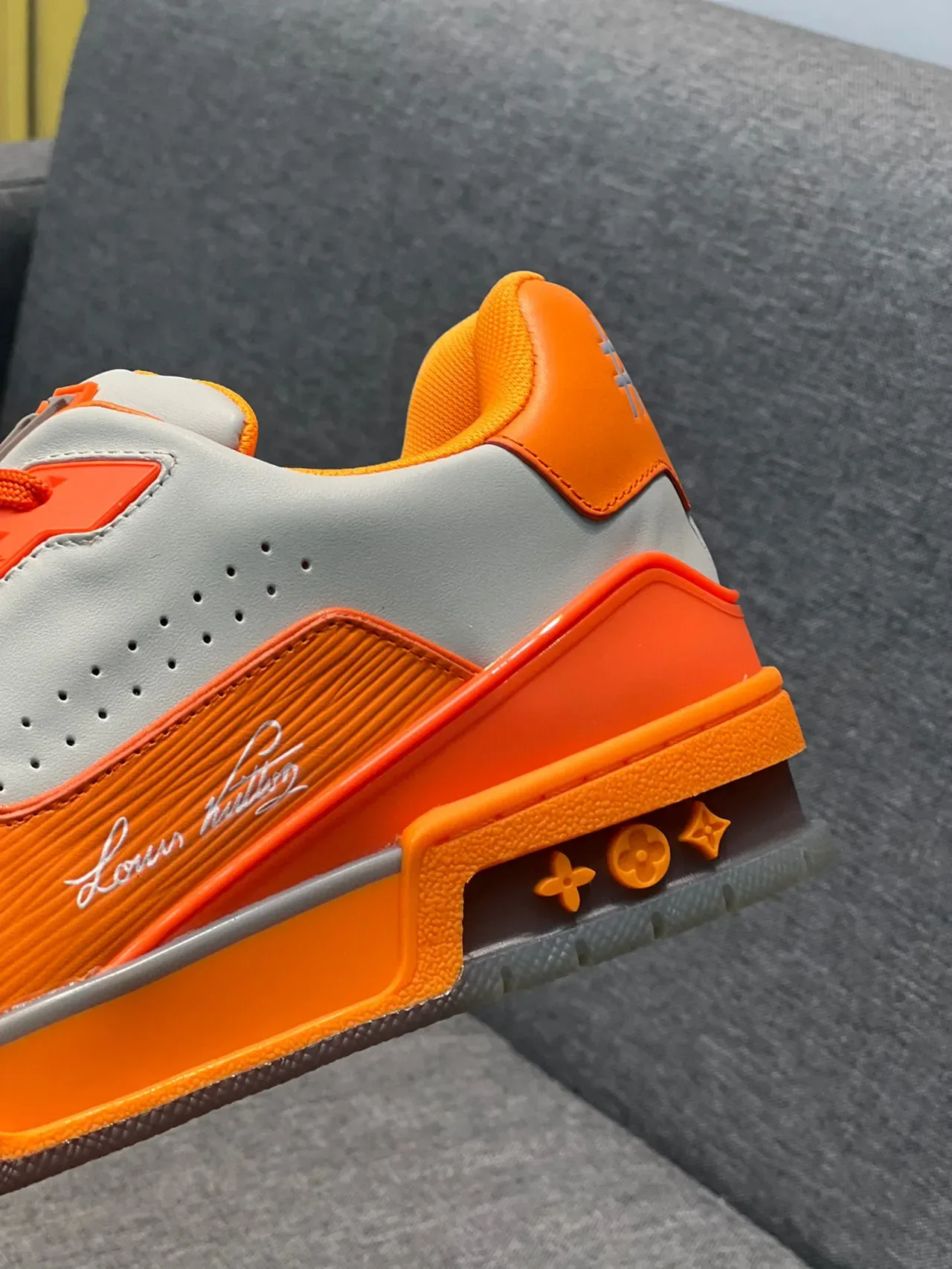 Louis Vuitton LV Trainer কমলা ধূসর নিম্ন টপ লেয়ার্ড লেদার এবং সিন্থেটিক লাইফস্টাইল স্নিকার 8