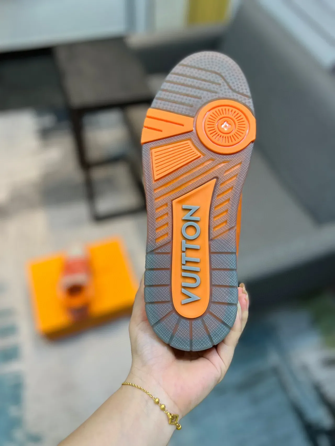 Louis Vuitton LV Trainer কমলা ধূসর নিম্ন টপ লেয়ার্ড লেদার এবং সিন্থেটিক লাইফস্টাইল স্নিকার 9
