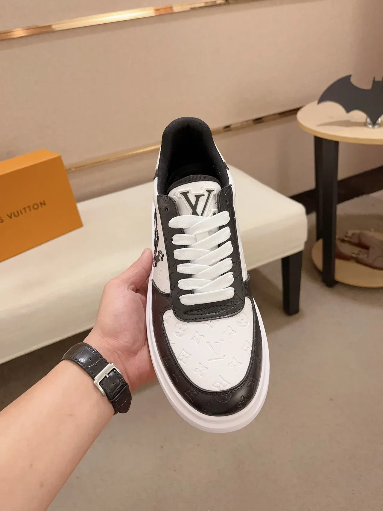 Louis Vuitton LV Trainer Blanc Noir Monogram Cuir Logo Latéral Bold Lifestyle Sneakers 2
