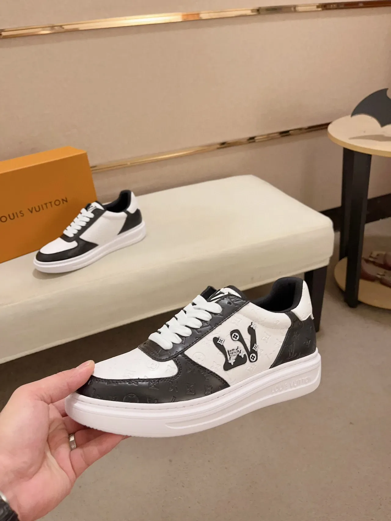 Louis Vuitton LV Trainer Blanc Noir Monogram Cuir Logo Latéral Bold Lifestyle Sneakers 3
