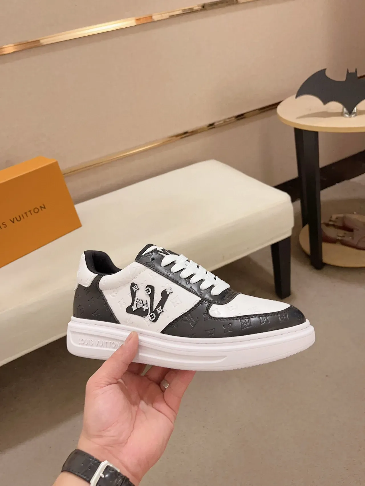 Louis Vuitton LV Trainer Blanc Noir Monogram Cuir Logo Latéral Bold Lifestyle Sneakers 4