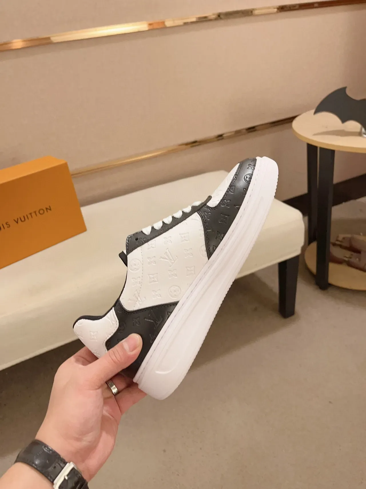 Louis Vuitton LV Trainer Blanc Noir Monogram Cuir Logo Latéral Bold Lifestyle Sneakers 5