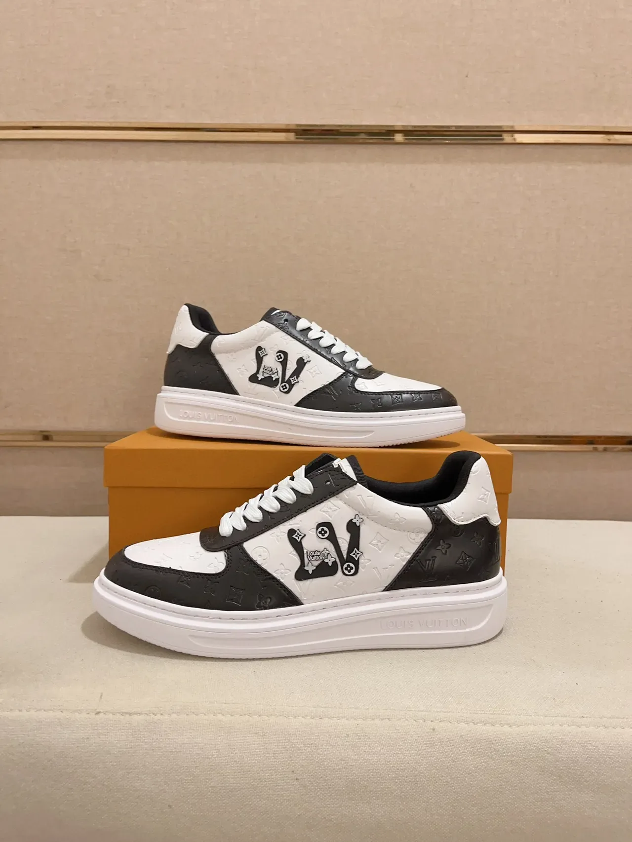 Louis Vuitton LV Trainer Blanc Noir Monogram Cuir Logo Latéral Bold Lifestyle Sneakers 7