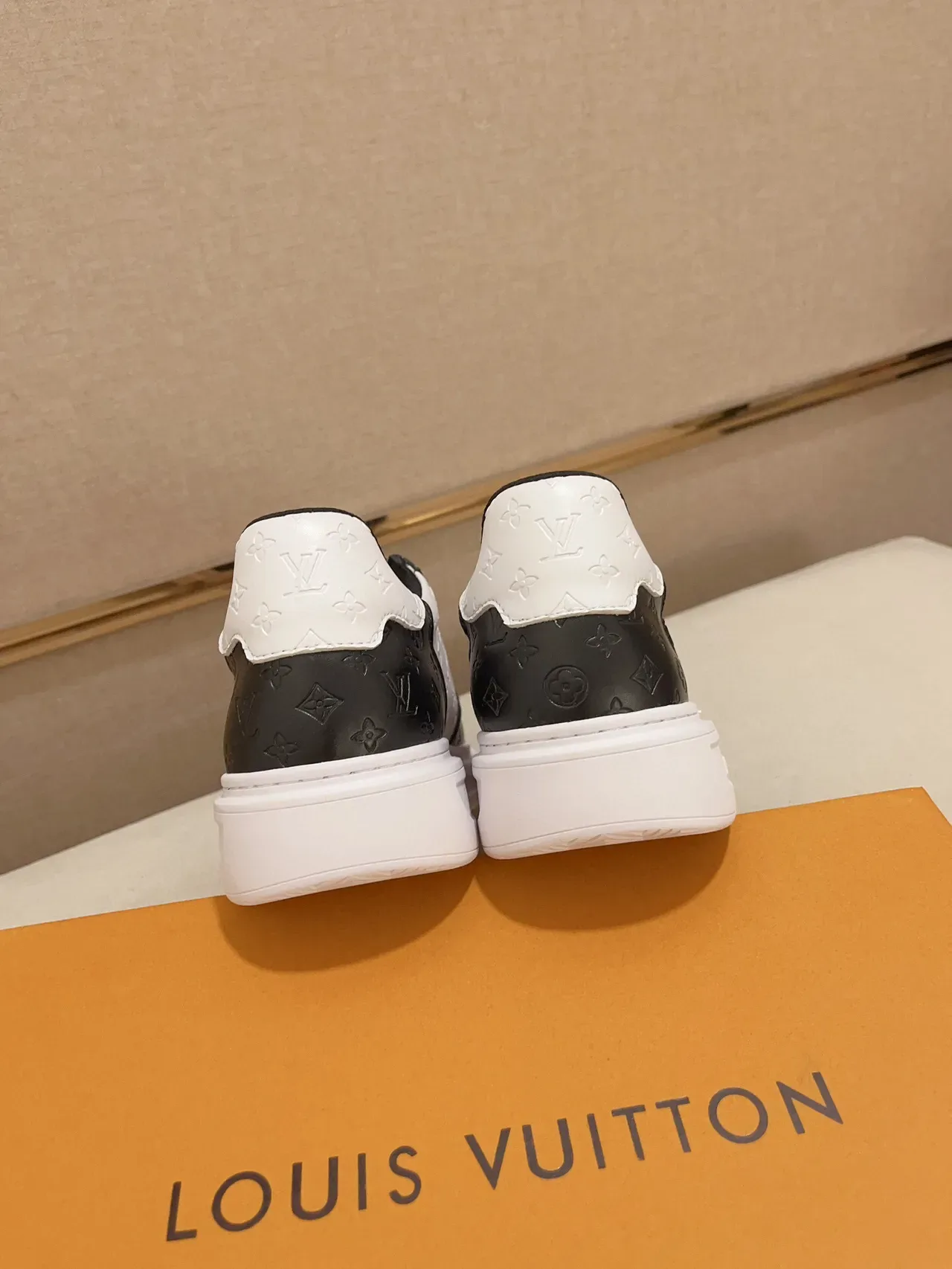 Louis Vuitton LV Trainer Blanc Noir Monogram Cuir Logo Latéral Bold Lifestyle Sneakers 8