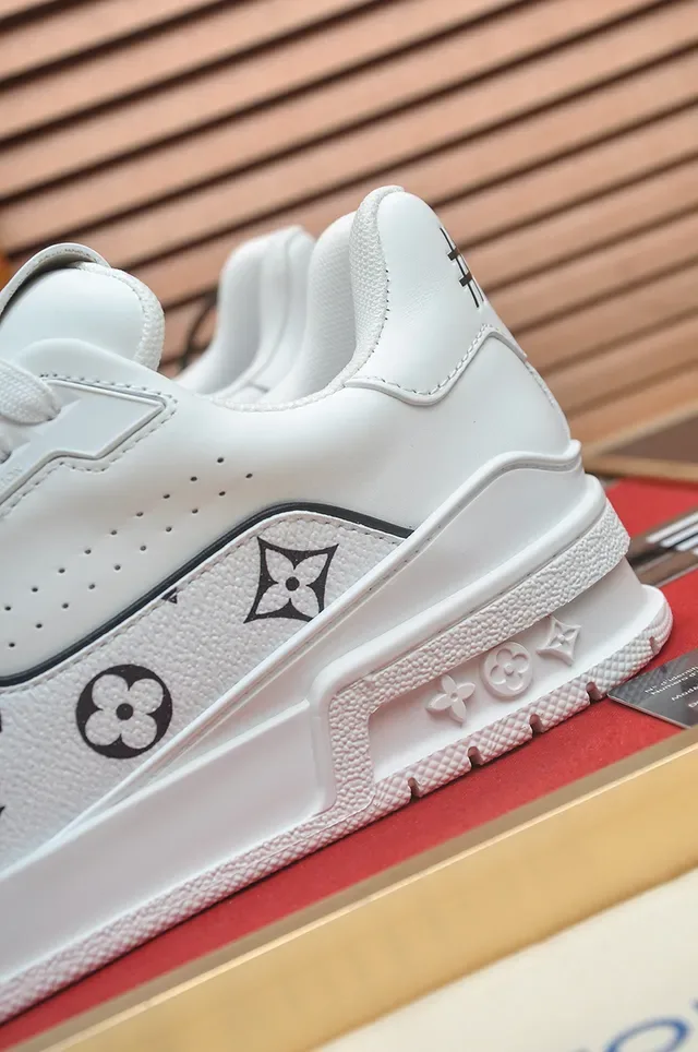 লুইস ভিতন LV Trainer সাদা ও কালো মোনোগ্রাম-প্রিন্ট লেদার চাঙ্কি স্কাল্পটেড সোল লাইফস্টাইল স্নিকার্স 2