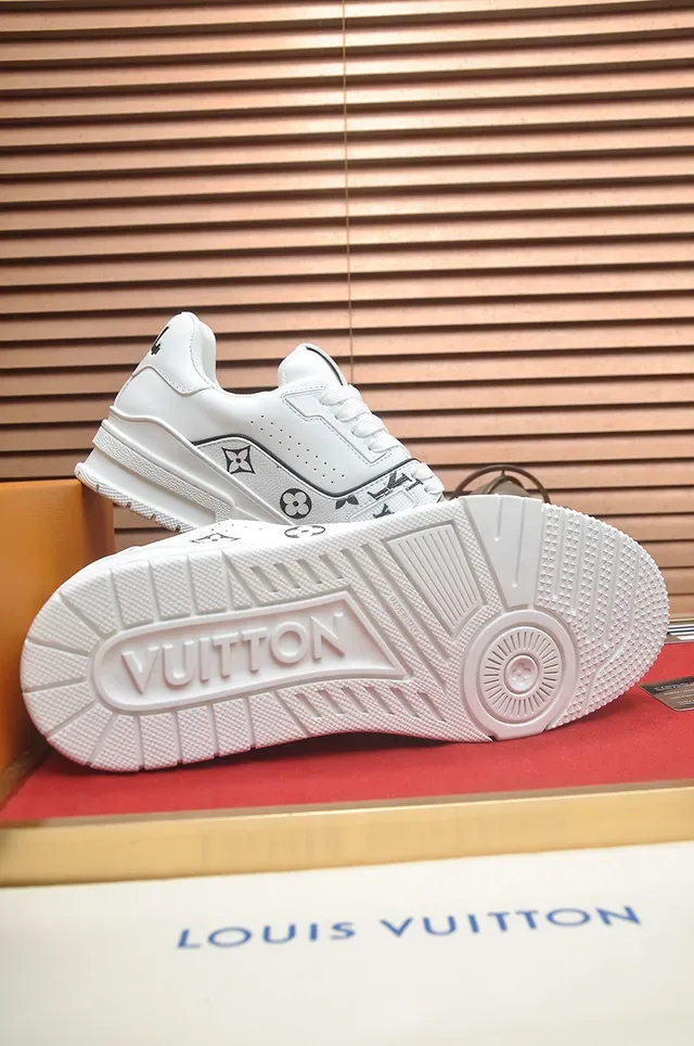 লুইস ভিতন LV Trainer সাদা ও কালো মোনোগ্রাম-প্রিন্ট লেদার চাঙ্কি স্কাল্পটেড সোল লাইফস্টাইল স্নিকার্স 3