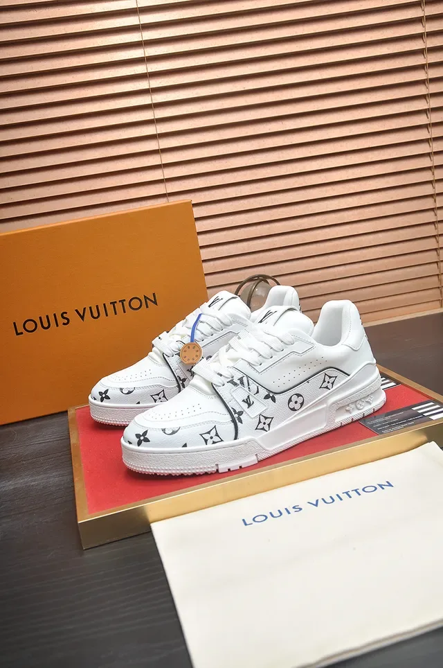লুইস ভিতন LV Trainer সাদা ও কালো মোনোগ্রাম-প্রিন্ট লেদার চাঙ্কি স্কাল্পটেড সোল লাইফস্টাইল স্নিকার্স 4