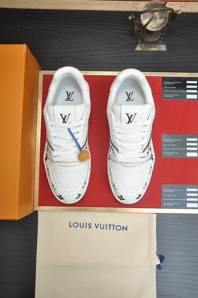 লুইস ভিতন LV Trainer সাদা ও কালো মোনোগ্রাম-প্রিন্ট লেদার চাঙ্কি স্কাল্পটেড সোল লাইফস্টাইল স্নিকার্স 5