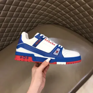Louis Vuitton LV Trainer Blanco y Azul Construcción Sintética en Capas Diseño Bold con Bloqueo de Colores Zapatos Lifestyle