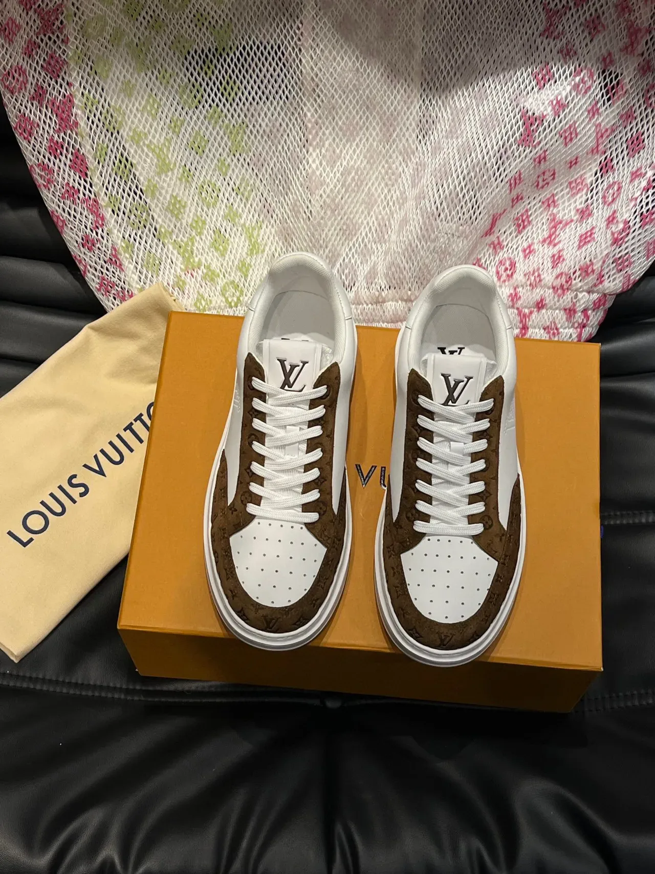 Louis Vuitton LV Trainer সাদা বাদামি ছিদ্রযুক্ত লোগো প্যানেল মোনোগ্রাম সuede ওভারলে লাইফস্টাইল স্নিকার 2