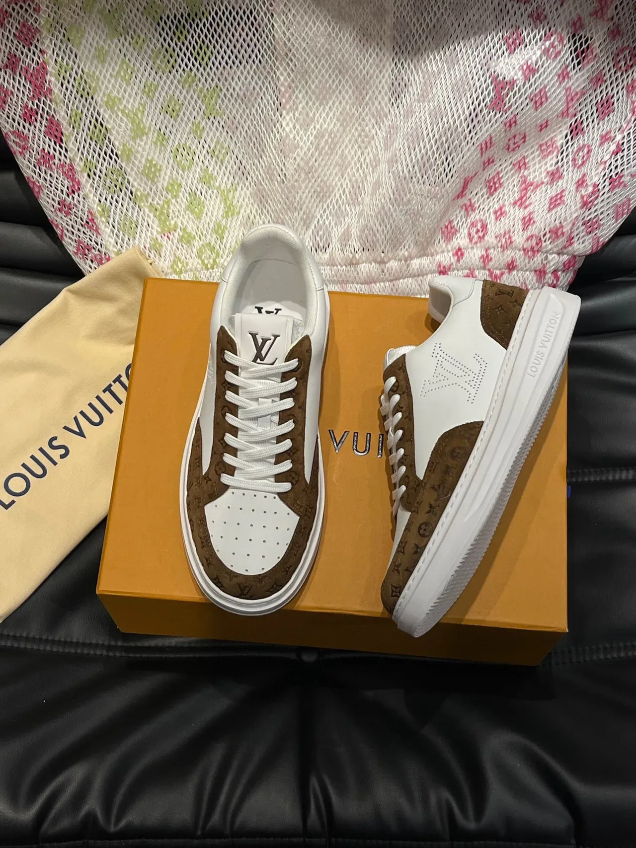 Louis Vuitton LV Trainer সাদা বাদামি ছিদ্রযুক্ত লোগো প্যানেল মোনোগ্রাম সuede ওভারলে লাইফস্টাইল স্নিকার 3
