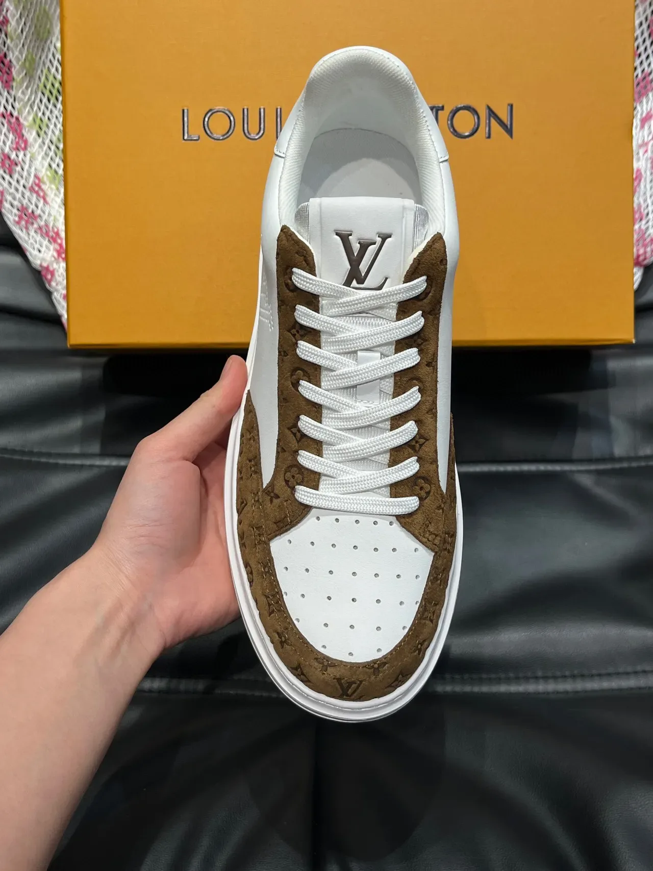 Louis Vuitton LV Trainer সাদা বাদামি ছিদ্রযুক্ত লোগো প্যানেল মোনোগ্রাম সuede ওভারলে লাইফস্টাইল স্নিকার 5