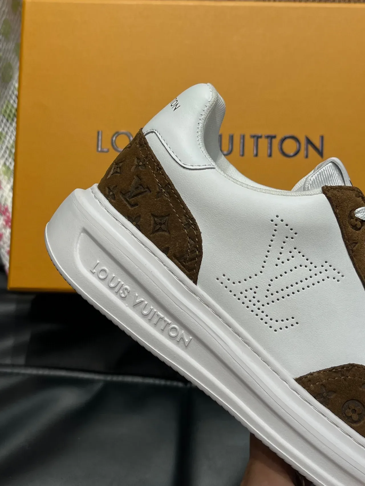 Louis Vuitton LV Trainer সাদা বাদামি ছিদ্রযুক্ত লোগো প্যানেল মোনোগ্রাম সuede ওভারলে লাইফস্টাইল স্নিকার 8