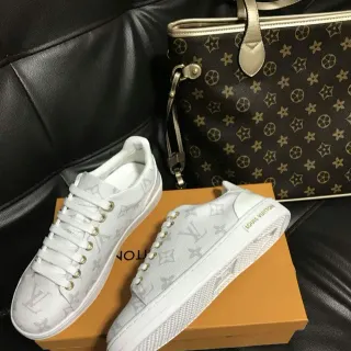 Louis Vuitton LV Trainer Zapatillas Lifestyle de Cuero Monogramadas Blancas con Toque Dorado Low-Top