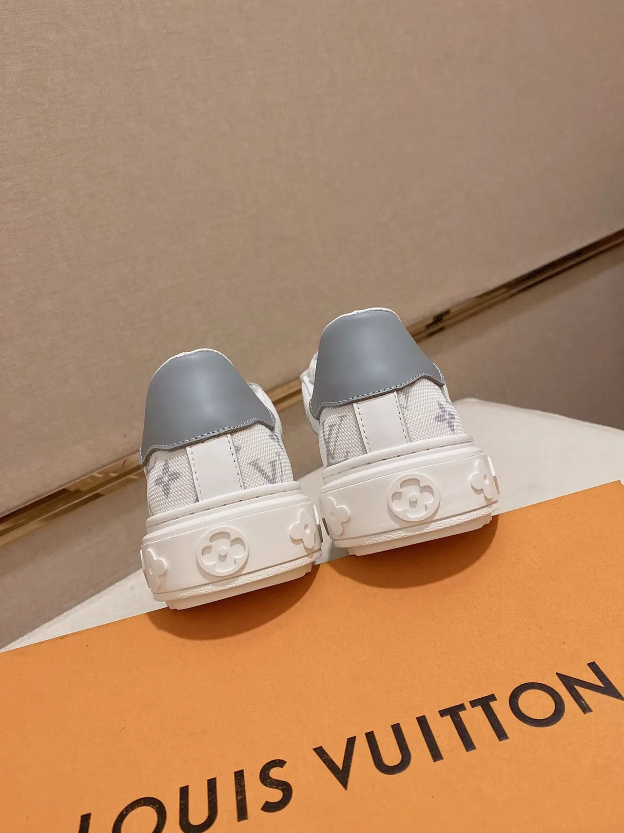 Louis Vuitton LV Trainer Tênis Lifestyle Branco e Cinza Monograma Lona Acentos de Couro 3