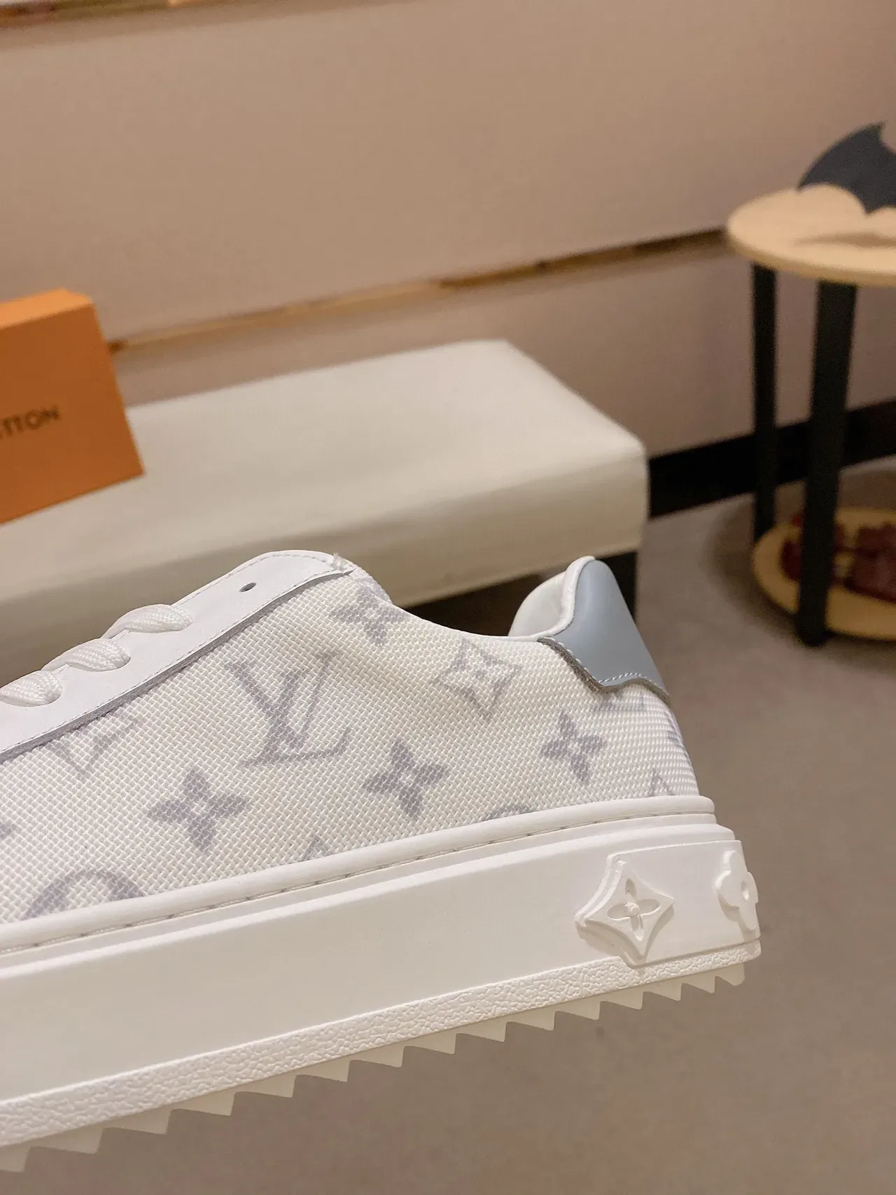 Louis Vuitton LV Trainer Tênis Lifestyle Branco e Cinza Monograma Lona Acentos de Couro 4