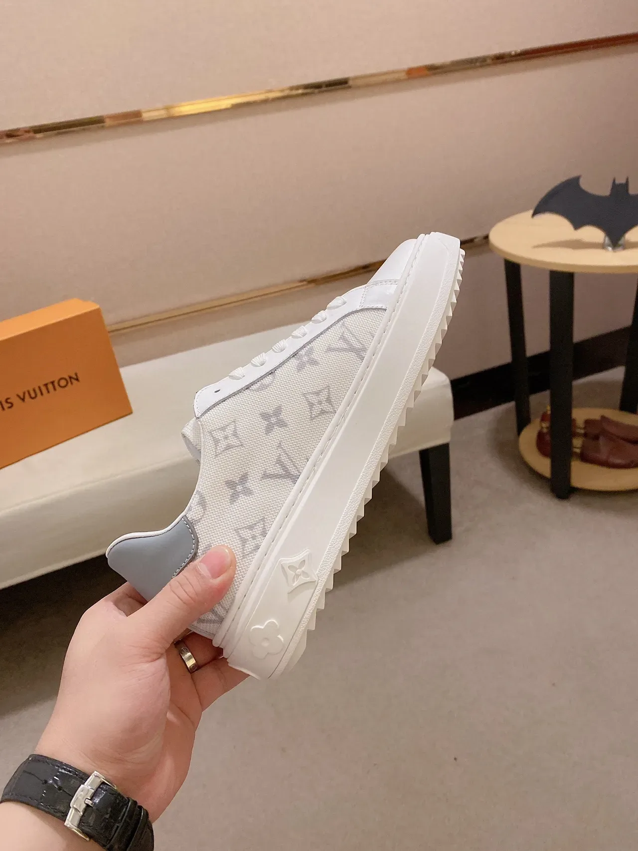 Louis Vuitton LV Trainer Tênis Lifestyle Branco e Cinza Monograma Lona Acentos de Couro 6