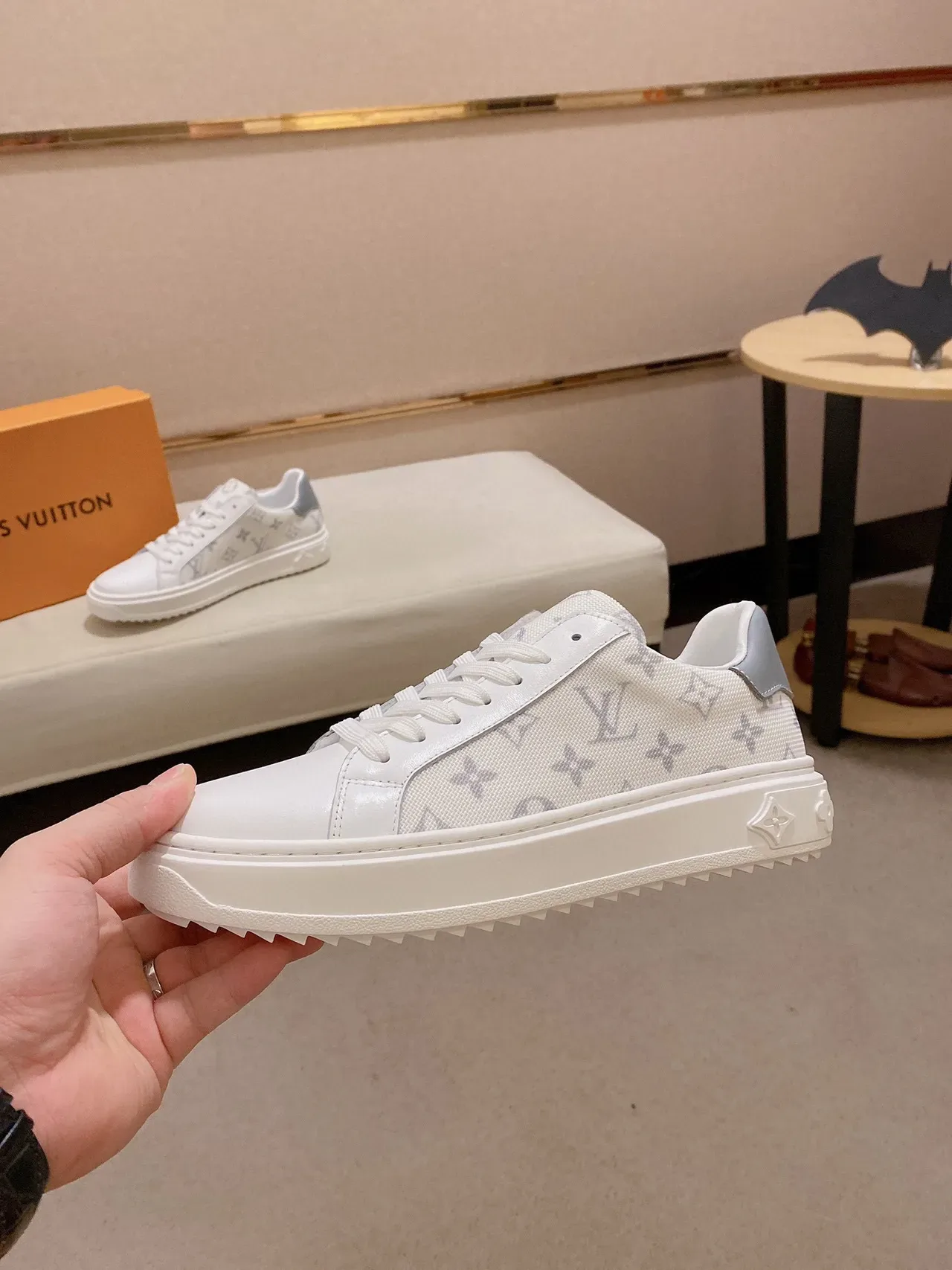 Louis Vuitton LV Trainer Tênis Lifestyle Branco e Cinza Monograma Lona Acentos de Couro 8