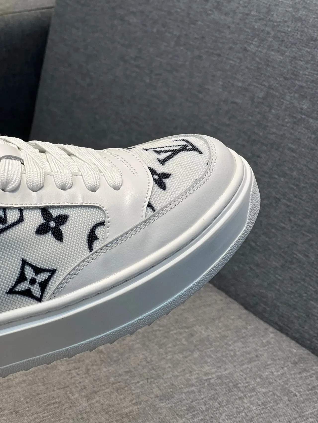 Louis Vuitton LV Trainer Blanc Marine Monogramme Toile Accents Cuir Lifestyle Sneakers 3